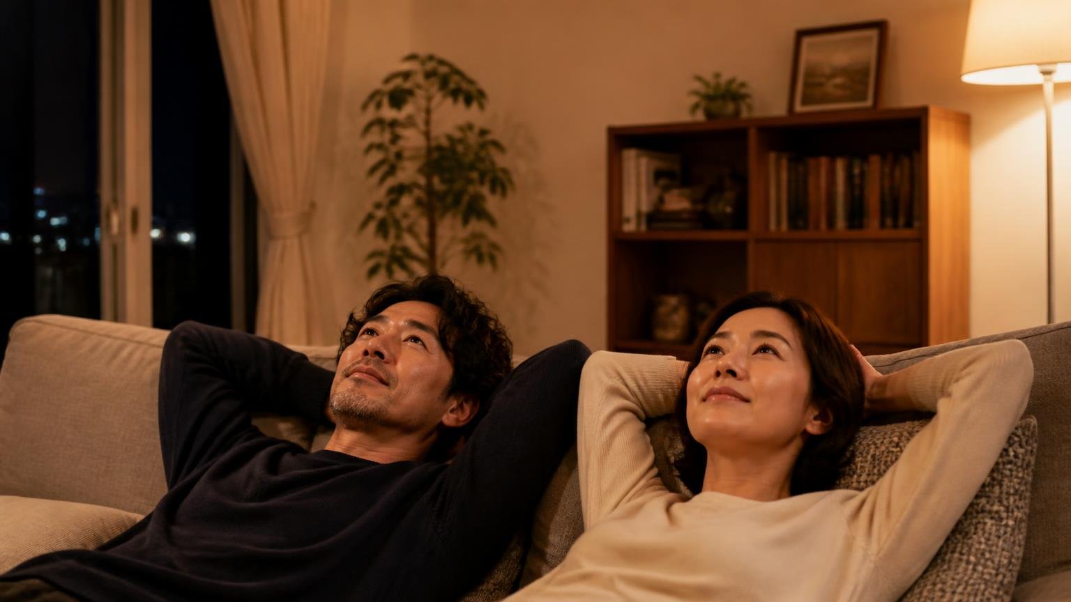 比べる相手がまだ決まっていない方へ。夜のリビングで夫婦2人が天井を見上げ静けさに安堵する