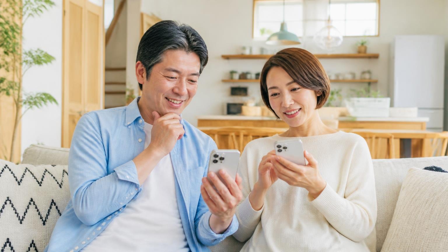 この記事で分かること 木造戸建てのリビングで夫婦2人がスマホを見て安心した表情
