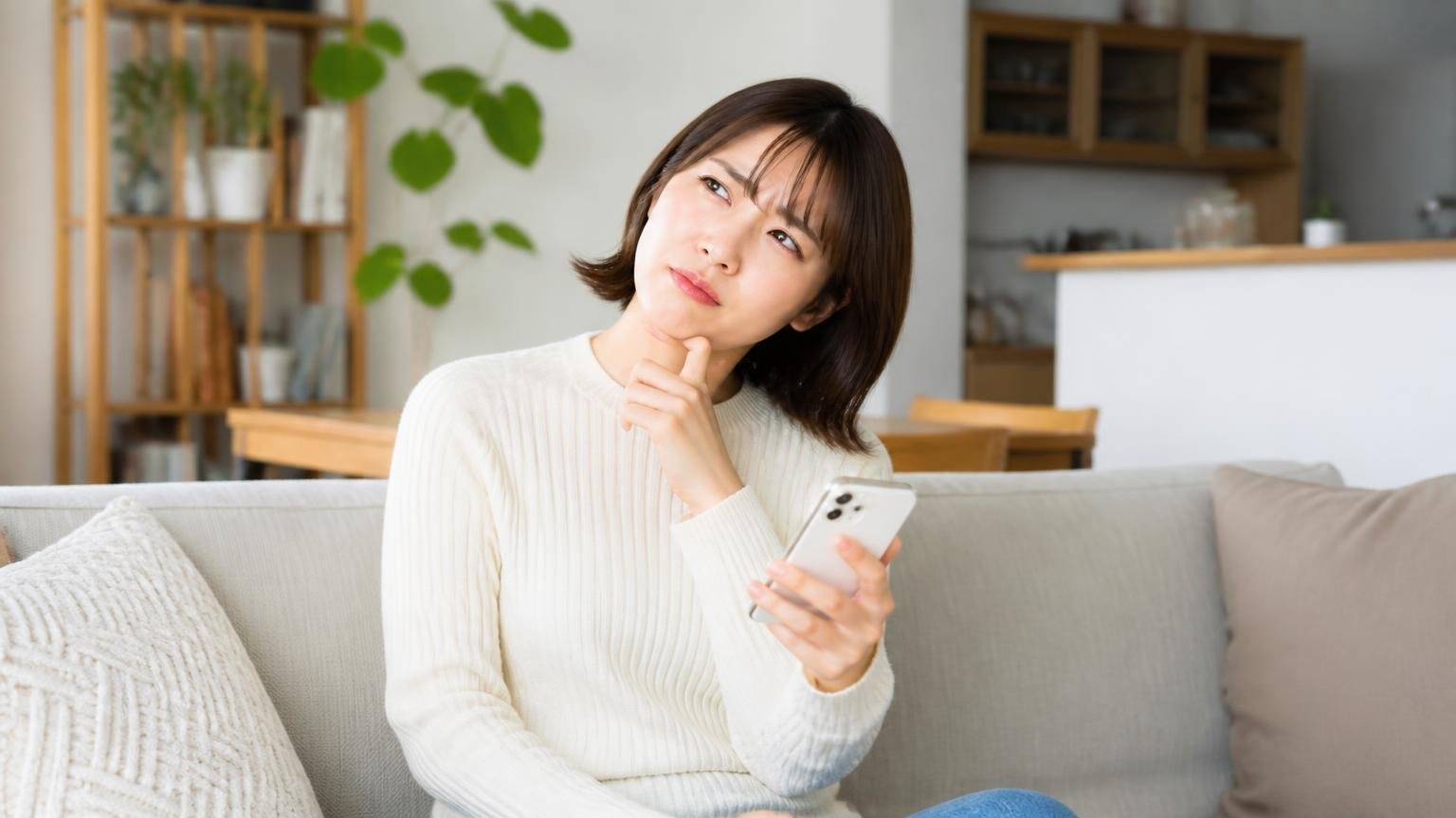 一般向けのサービス名が駆除ザウルスだから。リビングでスマホを見ながら首をかしげる30代女性1人