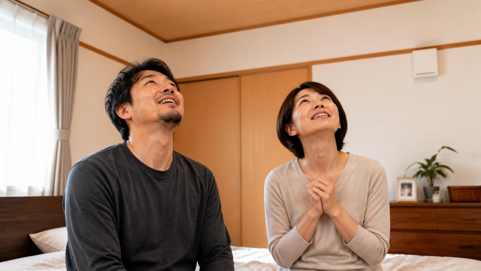 翌日から音が止まった 木造戸建ての寝室で夫婦2人が天井を見上げ安堵の表情を浮かべる