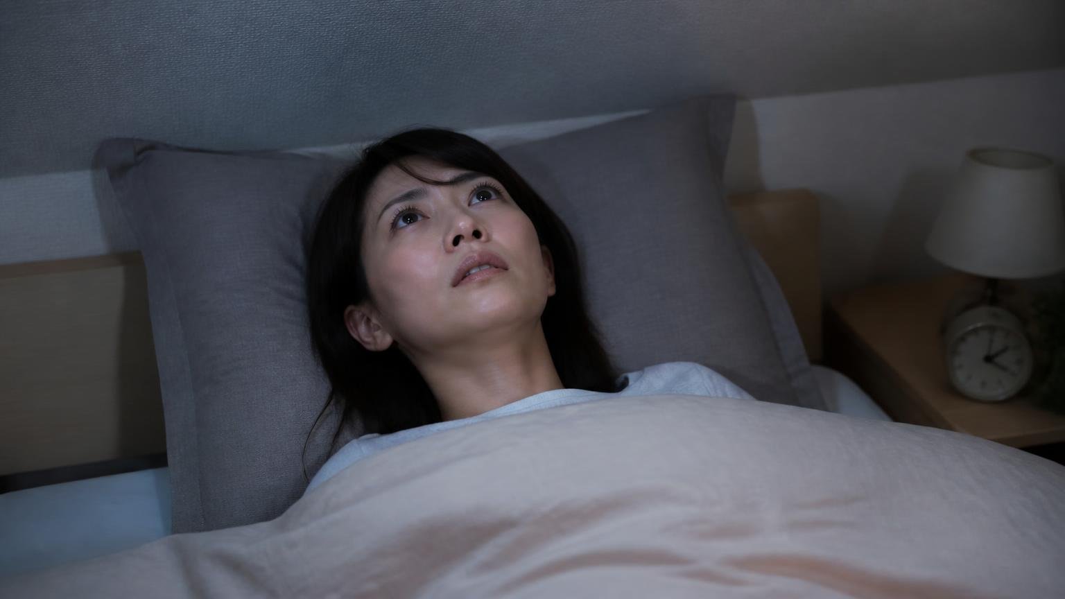 慣れてまた音がするようになった 深夜の寝室で30代女性が布団から天井を見上げ困惑する
