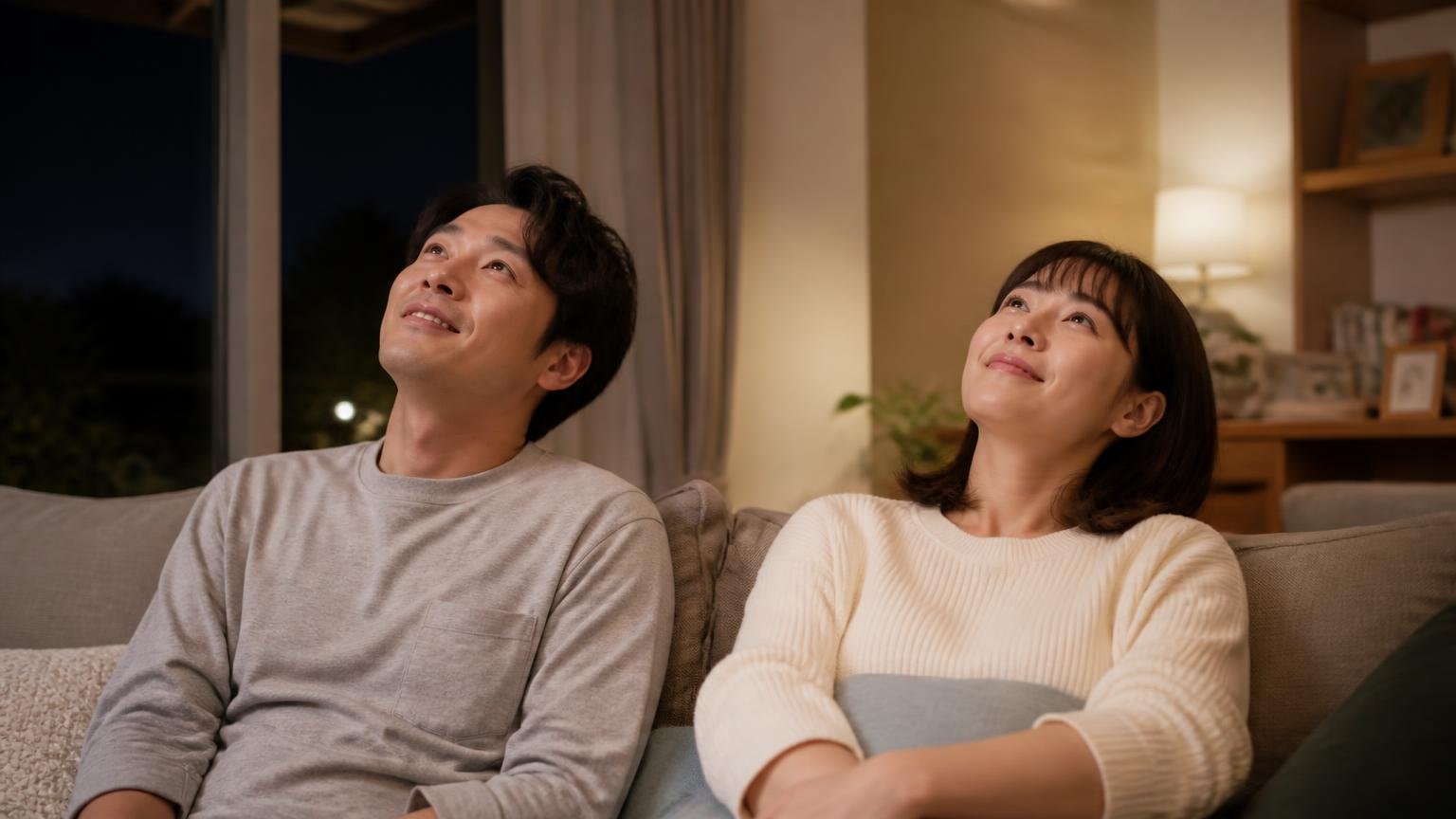 音が止まったはいなくなったではない。静かになった夜のリビングで天井を見上げる夫婦2人がほっとした表情を見せる